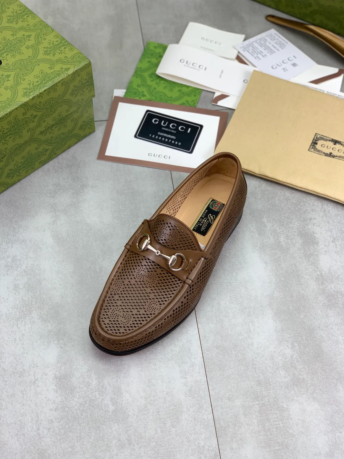 Factory price P980💰💎💎💎Top version (original high-grade genuine leather outsole) Full upper and inner lining cowhide punching design (summer essential) Brand: [GUCCi] Gucci's new business formal casual leather shoes Standard code: Men's size 39–44 (38 45 46 needs to be customized) Grade: Same as the official website Original quality Material: Original calfskin Water-dyed cowhide lining Original genuine leather outsole Style categories: Men's fashion Formal casual leather shoes Slip-on men's shoes series Young fashion European and American trends British style Casual matching Comfortable feet Color: 3️⃣ colors available Actual pictures
